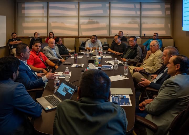 El congresista de los Estados Unidos Tony González realizó una visita a la tribu Kickapoo