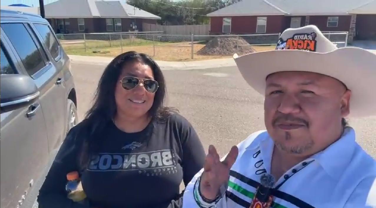 Desde Eagle Pass Tia Mariana y Ariel Rodríguez Sukue con Rosa Irene Salazar con artesanía indígena Kickapoo.