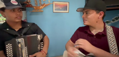 Que bonito es ver musicos jovenes hoy en su día cantando boleros norteños; muchas felicidades!