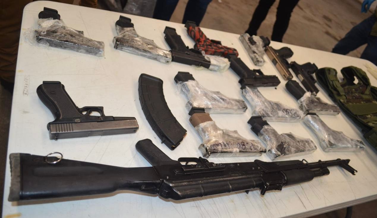 FGR OBTIENE SENTENCIA CONDENATORIA DE 14 AÑOS DE PRISIÓN EN CONTRA DE DOS PERSONAS POR ACOPIO DE ARMAS DE FUEGO Y CONTRA LA SALUD