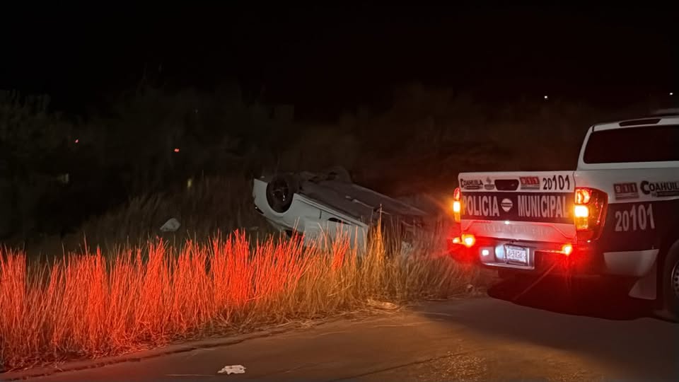 volcadura en Muzquiz en la curva Guillèn