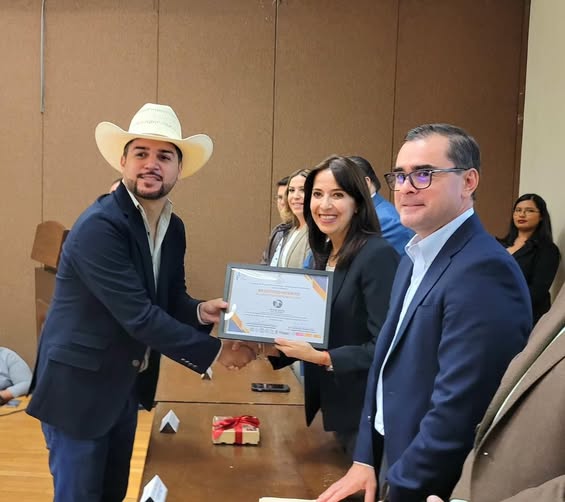 Reconocen a la Asociación Ganadera Local de Múzquiz por su destacada vinculación con el sector universitario.