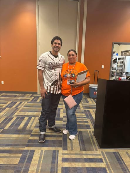 Tía Mariana tuvo la oportunidad de conversar con el actor nativo americano Martin Sensmeier estuvo en Eagle Pass durante todo un día, mientras que el artista pasó tiempo con la comunidad Kickapoo mostrando siempre una actitud amable y orgulloso de sus raíces. Aquí compartimos parte de su trayectoria: