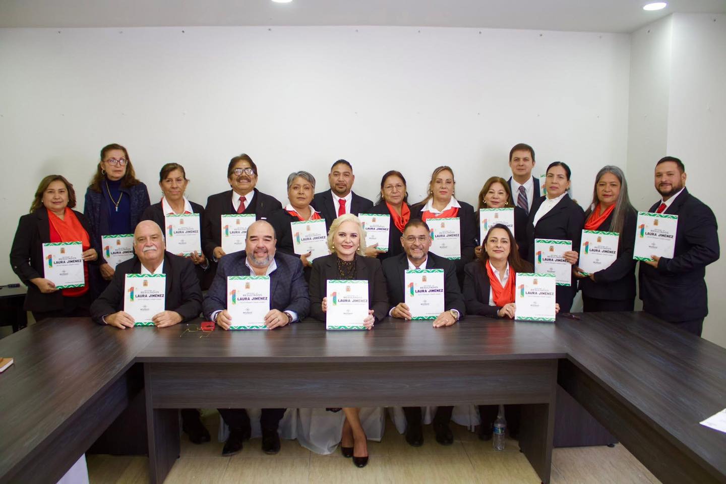 EN MÚZQUIZ, LA ALCALDESA LAURA JIMÉNEZ GUTIÉRREZ ENTREGA LA GLOSA DE SU PRIMER INFORME AL CABILDO
