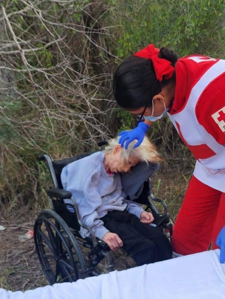 Abandonan a abuelita de 90 años en carretera, esto en México.