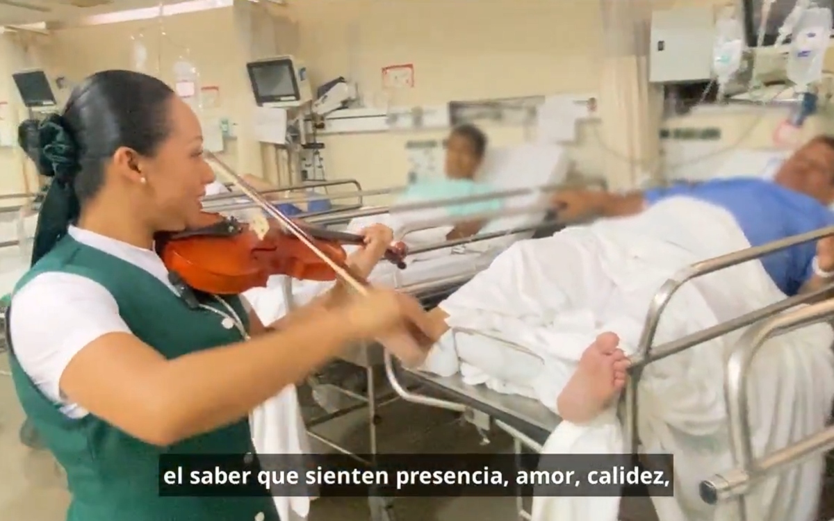 Enfermera del IMSS da alegría a pacientes a través de la música en estas fechas decembrinas
