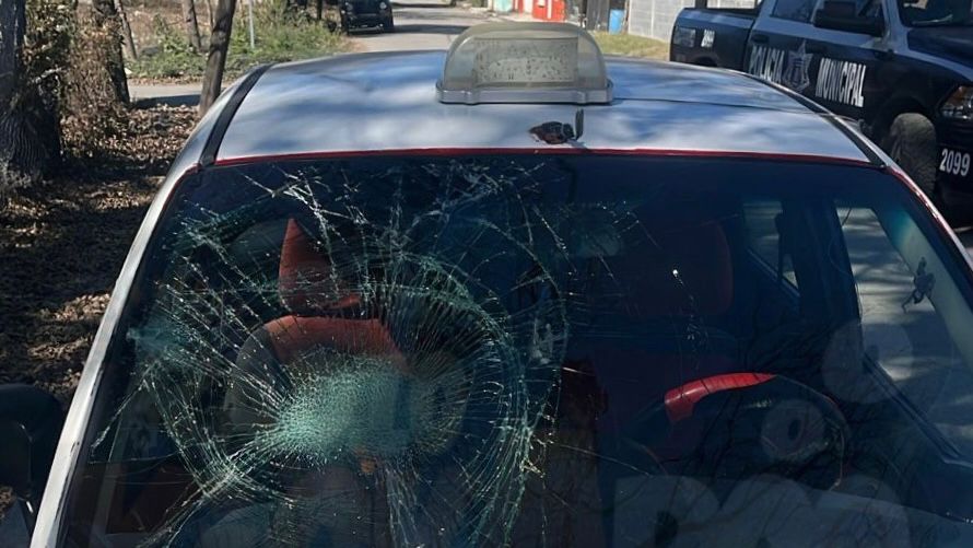 Ciclista se estrella contra taxi y provoca daños en el parabrisas