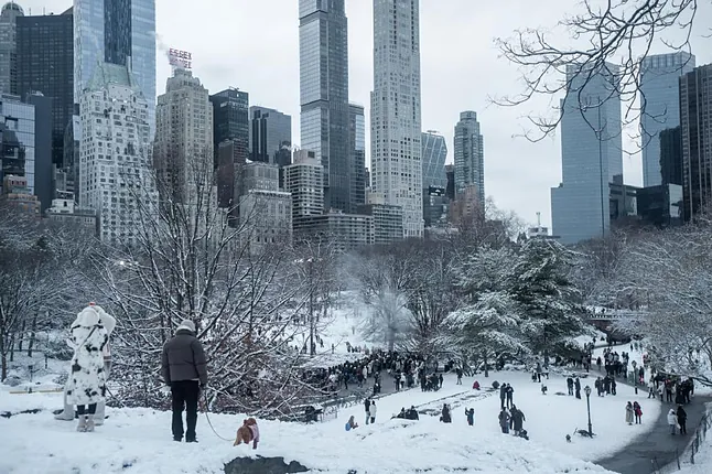 Miles de vuelos cancelados a causa de las tormentas de nieve en Estados Unidos en plena temporada navideña: 1.700 de ellos en Nueva York