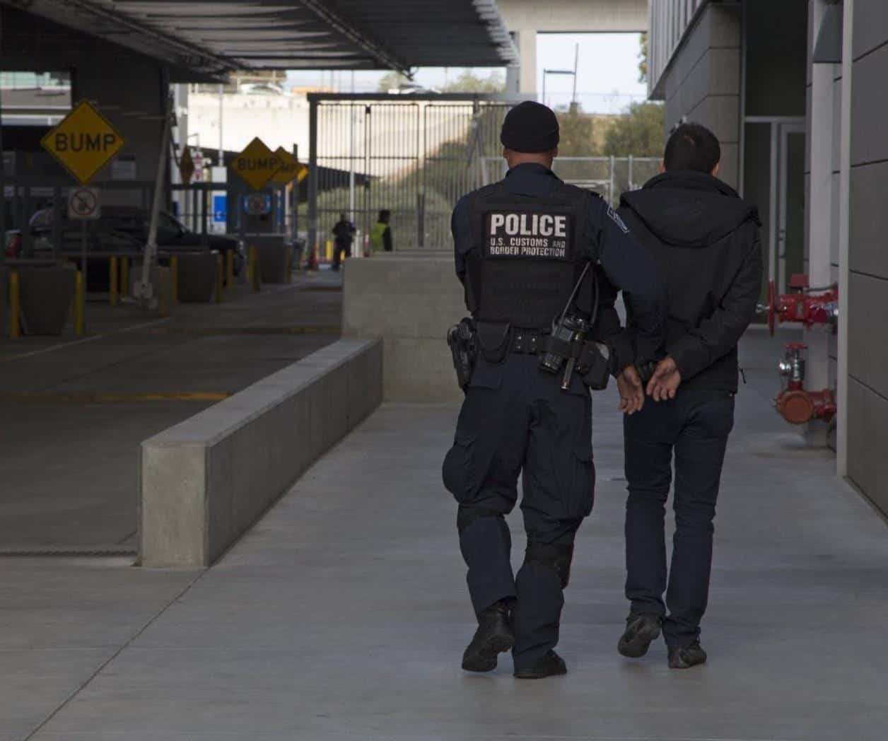 Arrestan a hombre agresivo en Eagle Pass por causar daños a un automóvil