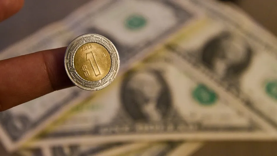 Precio del dólar HOY martes 30 de diciembre de 2025: Peso mexicano se mantiene por debajo de $18.00 por unidad y atento a las de minutas Fed