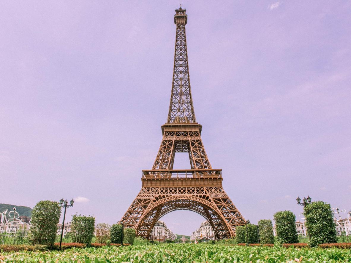 China alberga una de las réplicas más grandes del mundo de la Torre Eiffel en la llamada “Pequeña París”