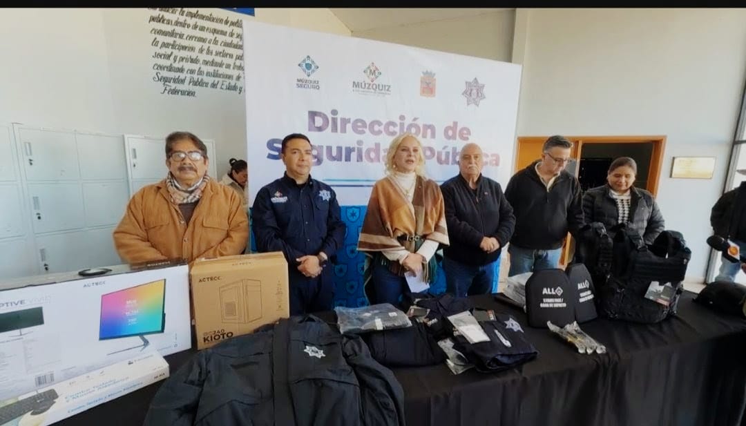 Alcaldesa Laura Patricia Jiménez Gutiérrez entrega equipo a Seguridad Pública Municipal en Múzquiz