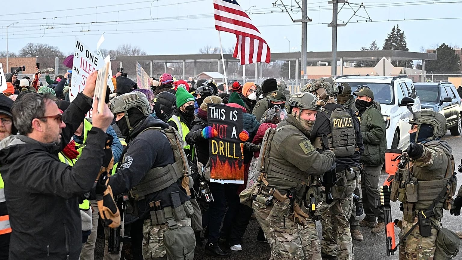 🚨 CAOS EN MINNEAPOLIS: Protestas masivas tras muerte de mujer a manos de agentes del ICE :