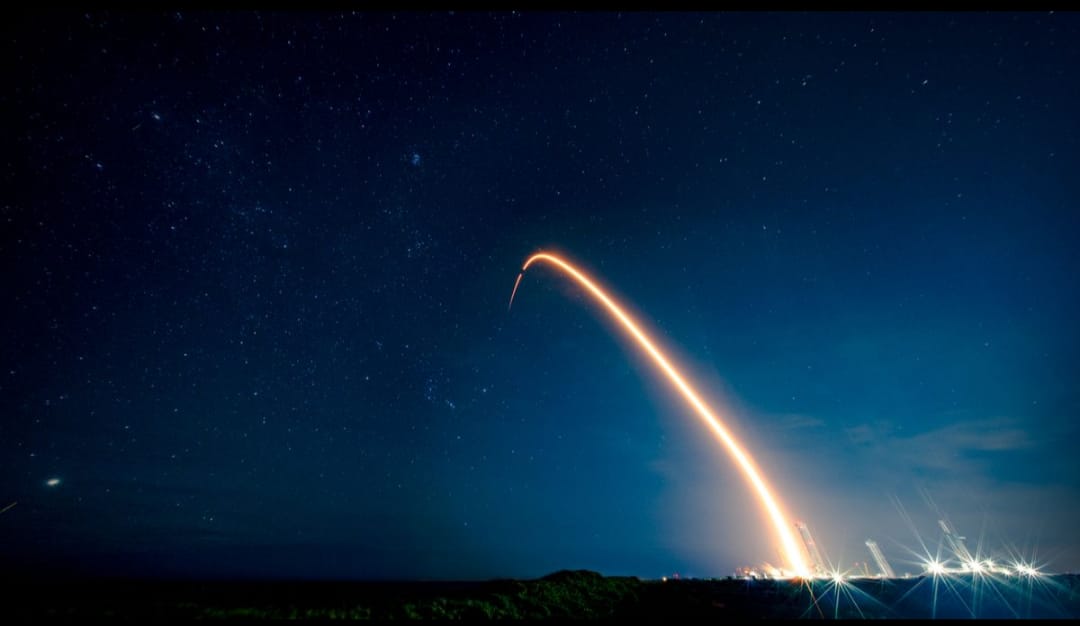 La empresa SpaceX realizó con éxito el lanzamiento del cohete Falcon 9, correspondiente a la misión COSMO-SkyMed Second Generation, evento que explicó la luz y estela observadas en Múzquiz, ejidos y otras zonas del norte de Coahuila, tanto de día como durante la noche.