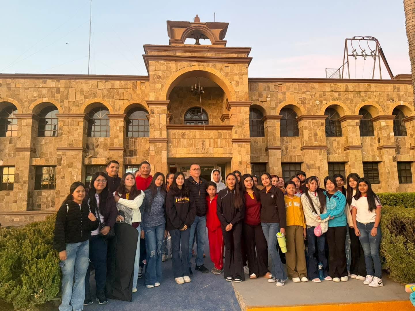 Talento y disciplina: Laura Jiménez respalda a escoltas de Múzquiz rumbo al certamen estatal