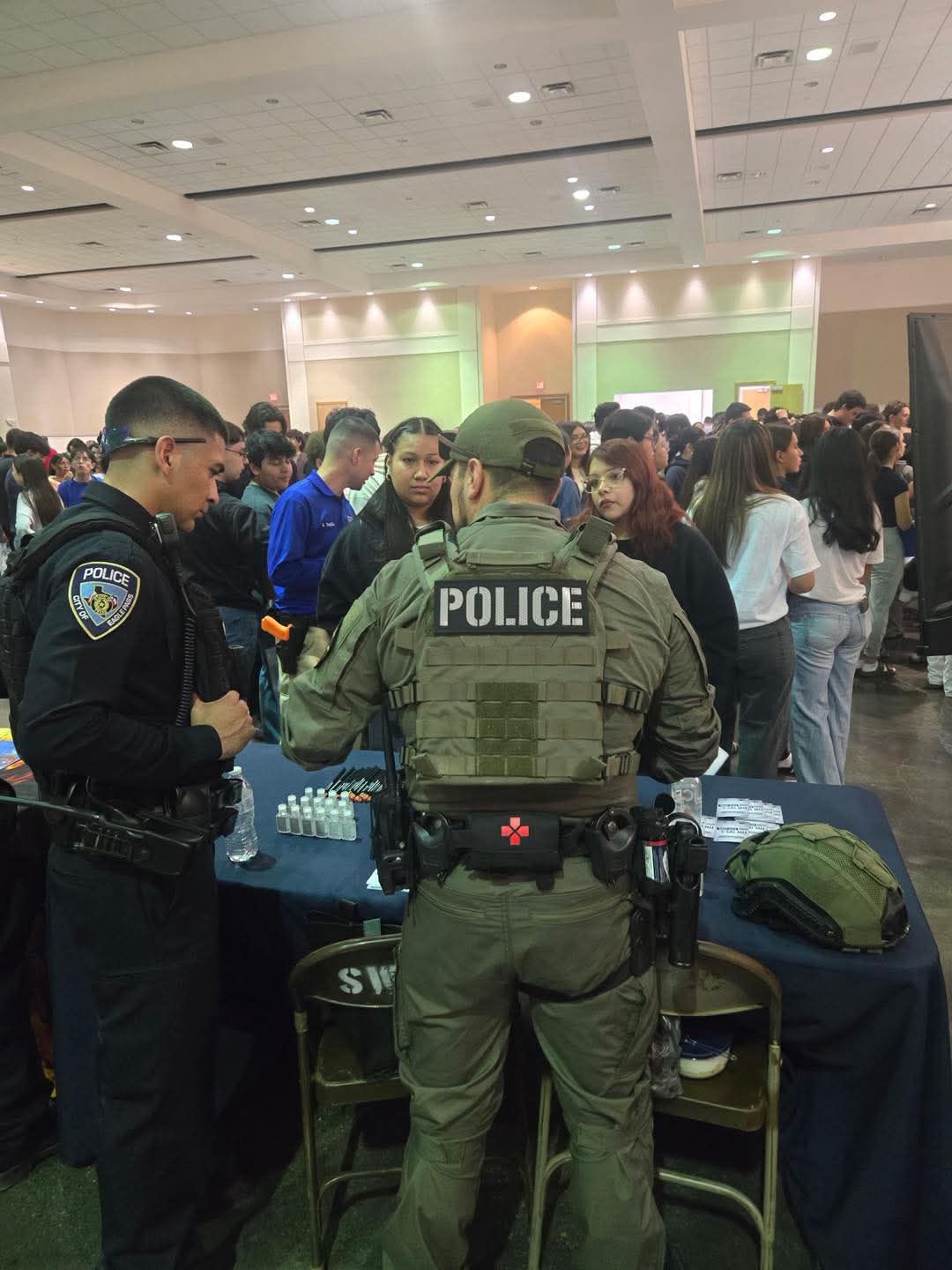 El Departamento de Policía de Eagle Pass participa en feria vocacional para promover carreras en seguridad pública