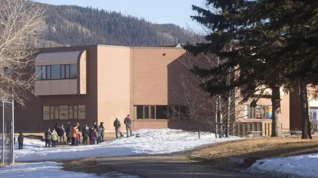 Tiroteo masivo en Tumbler Ridge: 9 muertos, incluido el atacante, y al menos 25 heridos en escuela y vivienda de Columbia Británica