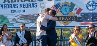 🤝🇺🇸🇲🇽 Dos ciudades. Dos países. Una sola comunidad. —ASÍ es como realmente luce esta frontera.