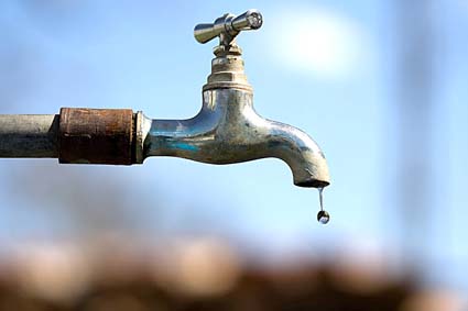 Persisten fallas en el suministro de agua en Múzquiz por problemas eléctricos.