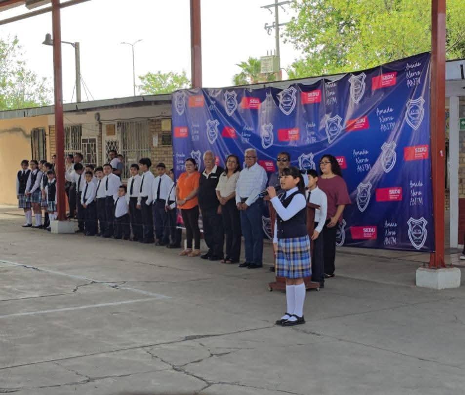 Estudiantes de la primaria Amado Nervo en Agujita fueron reconocidos por su avance en la OMEB durante ceremonia de regreso a clases tras Semana Santa.