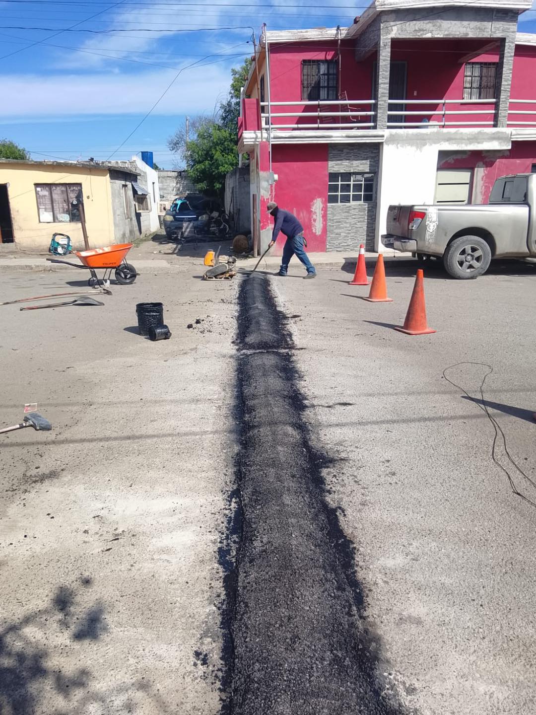 Mejoran vialidades de Múzquiz con bacheo y nuevos bordos reductores