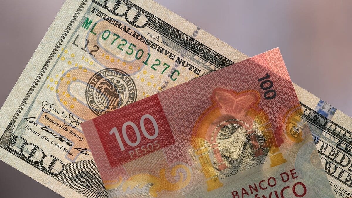 Peso mexicano retrocede frente al dólar y cierra en 17.23 unidades