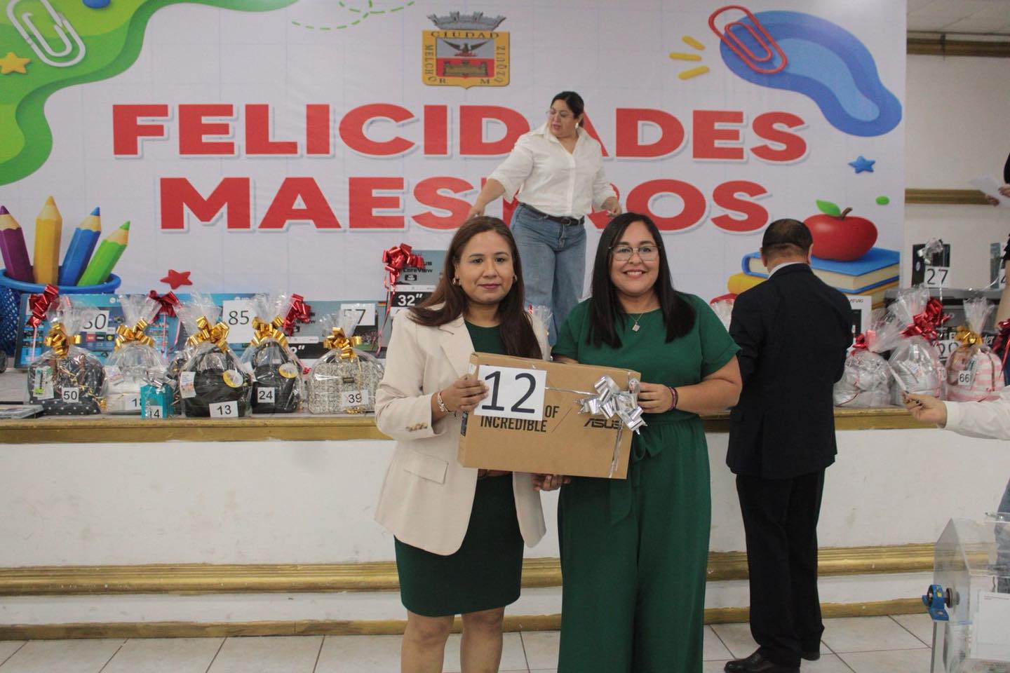 Gobierno de Múzquiz celebra a maestros con evento especial, show de La Gilary y rifa de regalos