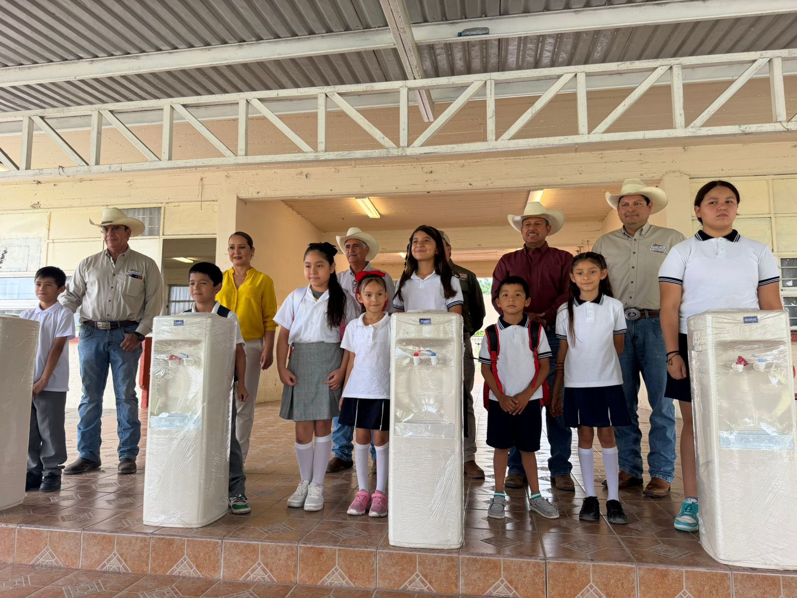 Arreada Múzquiz realiza entrega de dispensadores de agua a escuela de Múzquiz