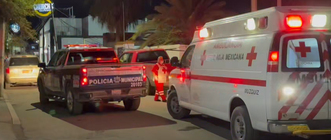 Camioneta impacta contra poste en la calle Juárez de Múzquiz.