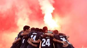 Slavia Praga queda a segundos del título, pero una invasión de aficionados obliga a suspender el clásico ante Sparta