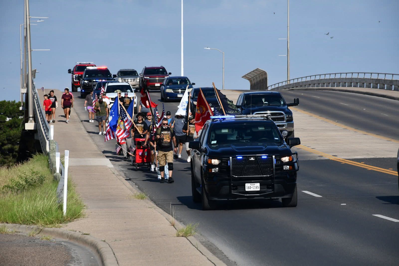 🇺🇸🫡 Veteranos rinden homenaje a héroes caídos durante marcha del Memorial Day