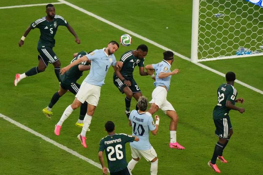 Arabia Saudita sorprende a Uruguay con empate 1-1