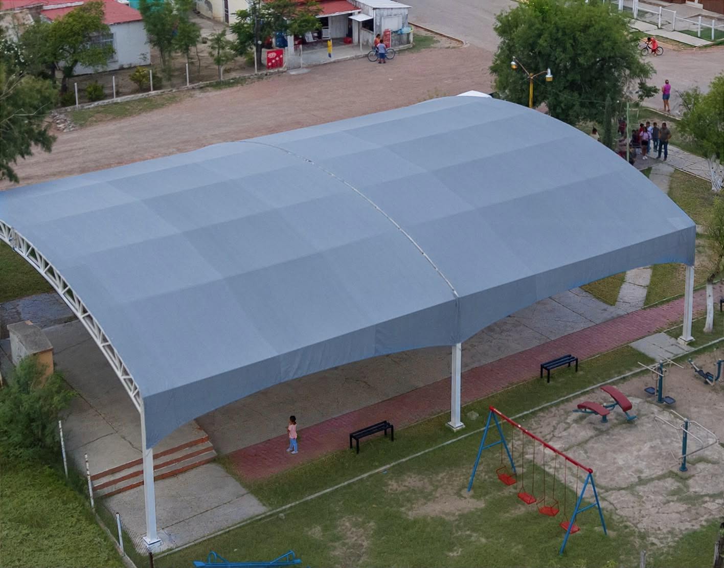 Entrega alcaldesa obra de malla sombra en Estación Barroterán