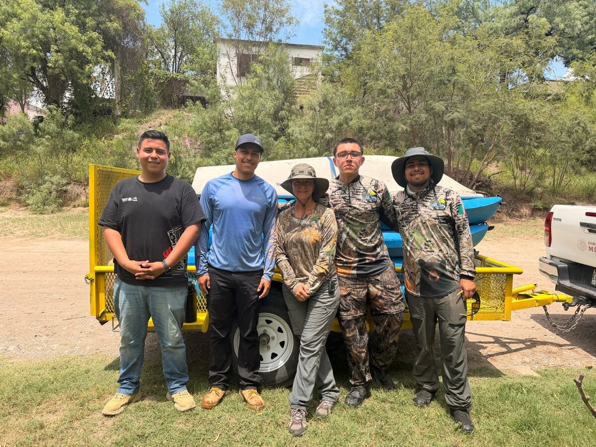 Retiran decenas de llantas y basura del río Sabinas en jornada ambiental