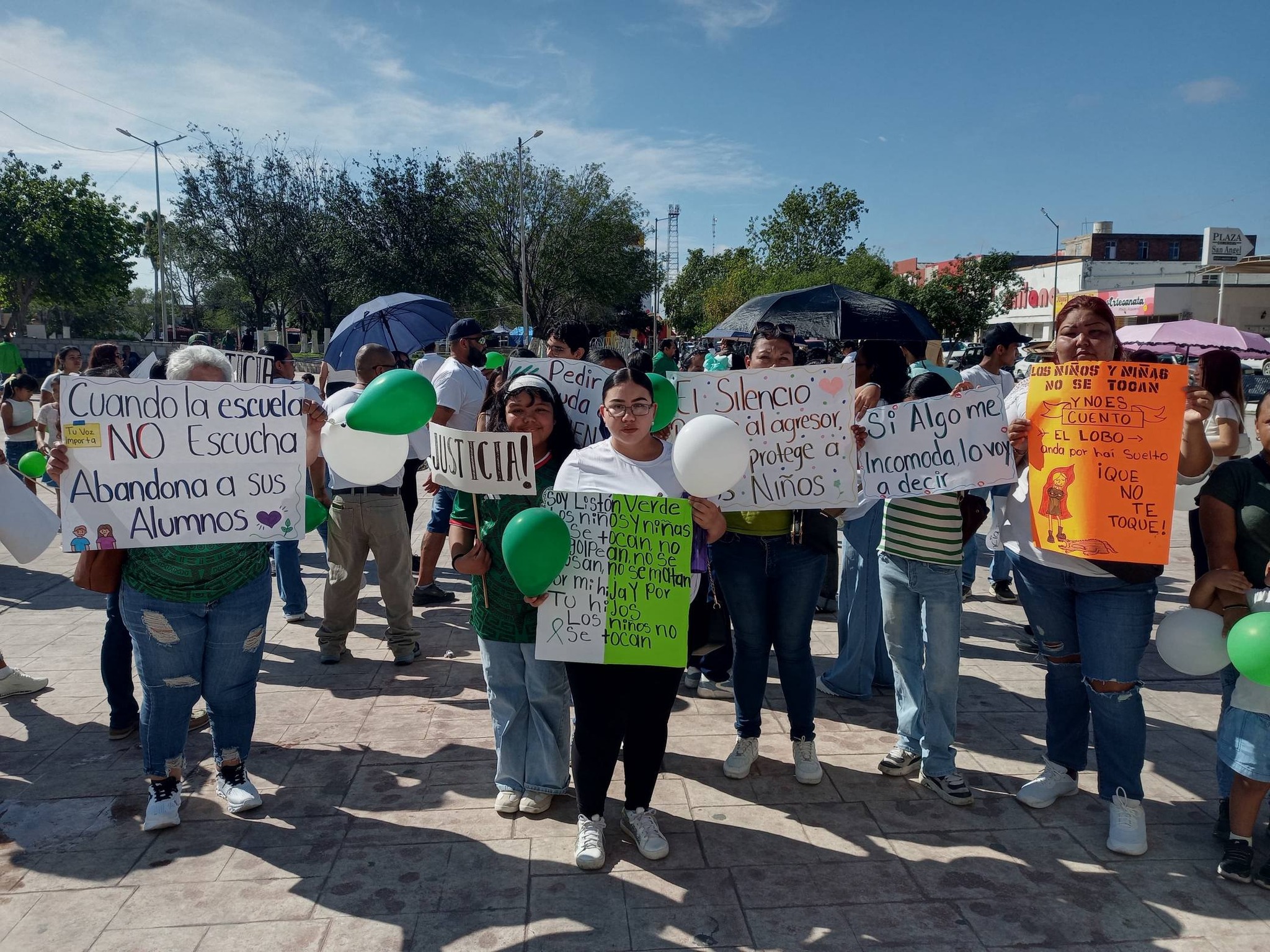 Marchan en Sabinas para exigir protección y respeto a los derechos de la niñez