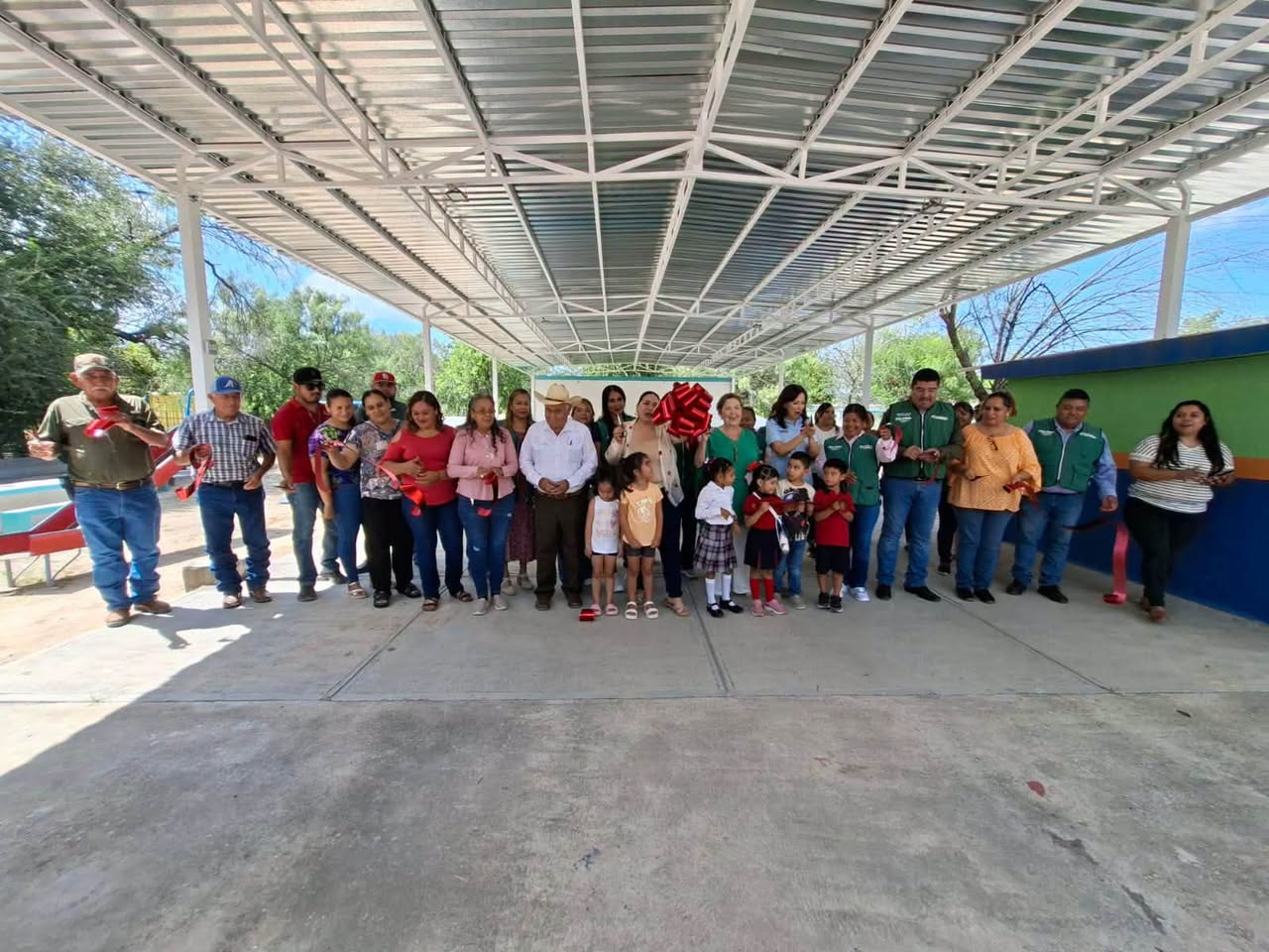 Alcaldesa Lily Quinones entrega obra de infraestructura educativa en jardin de ninos de Juarez Coahuila